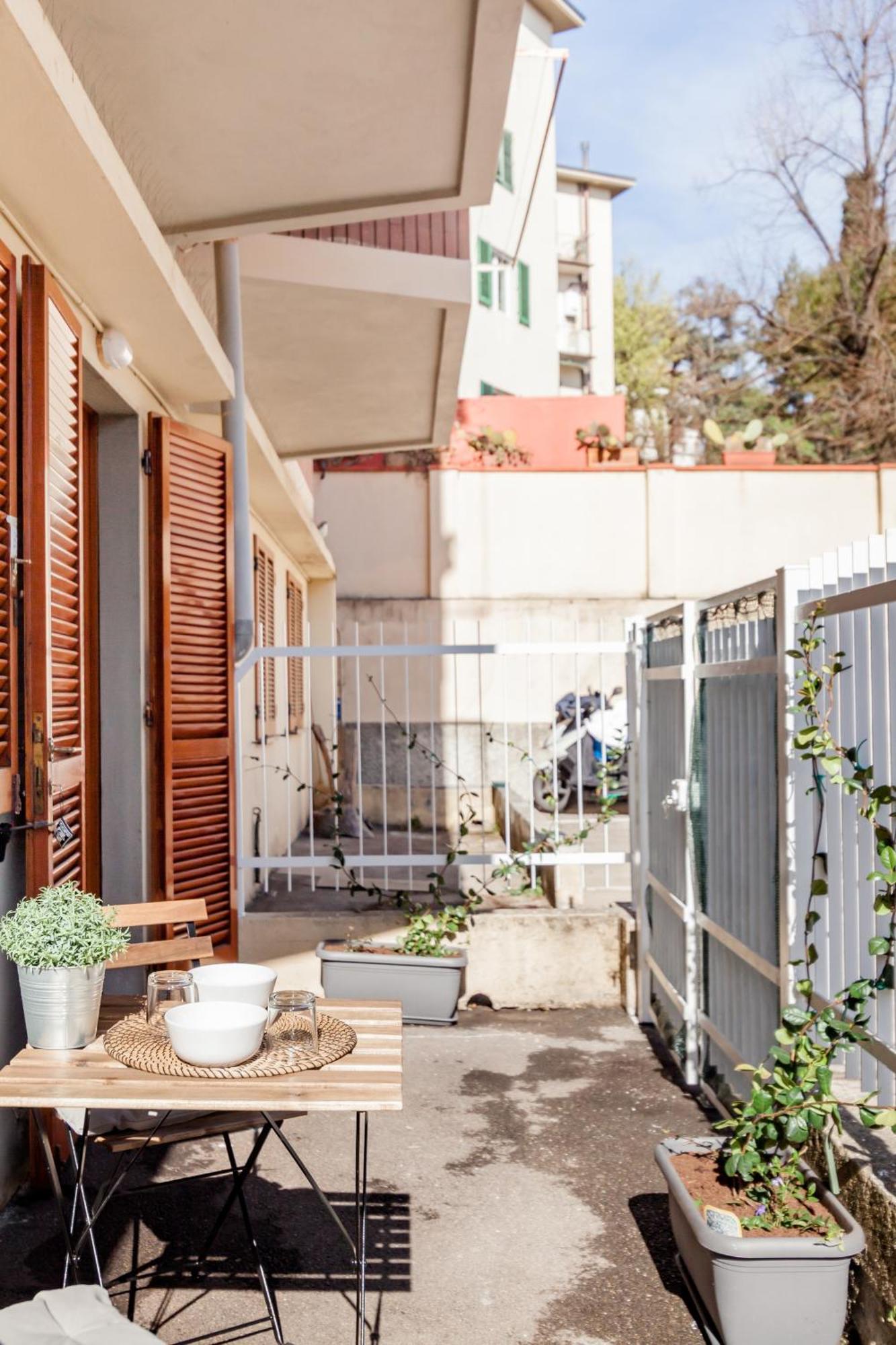 Open The Classic Wooden Shutters At A Cozy City Nest Florencia Exterior foto